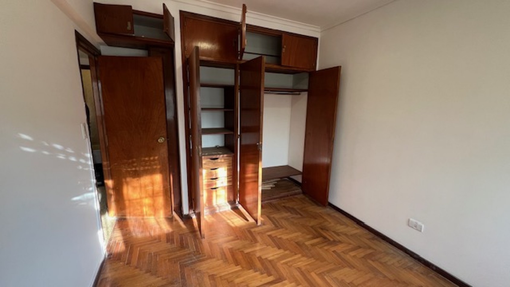 DEPARTAMENTO DE 4 AMB CON DEPENDENCIA Y COCHERA A LA CALLE CON BALCON