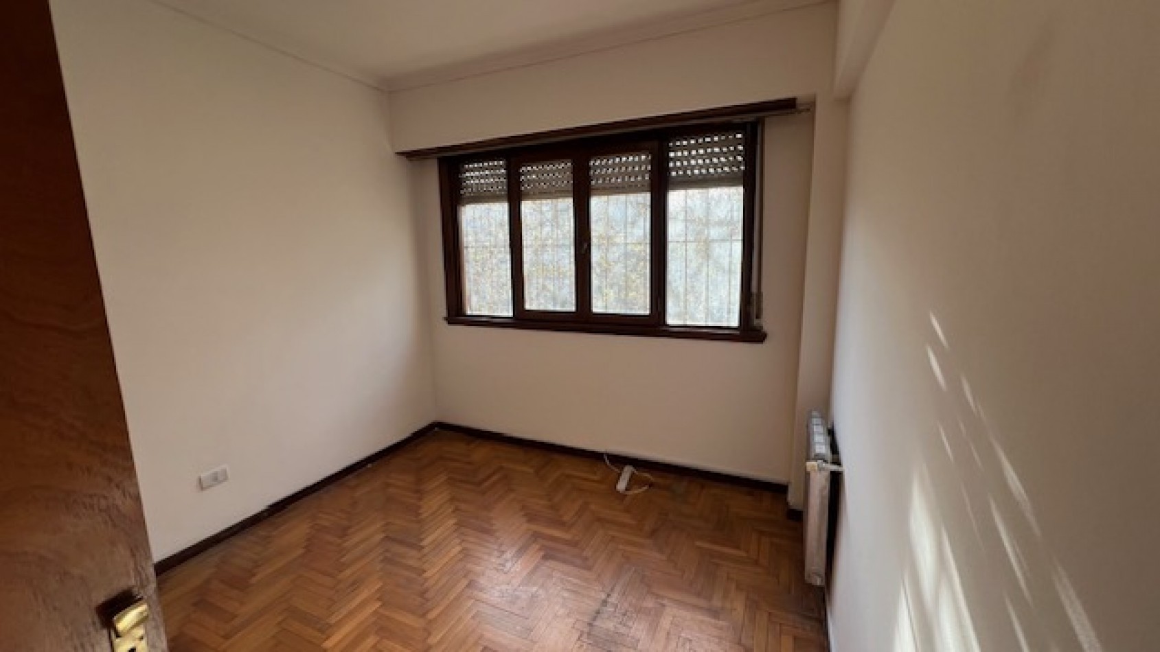 DEPARTAMENTO DE 4 AMB CON DEPENDENCIA Y COCHERA A LA CALLE CON BALCON