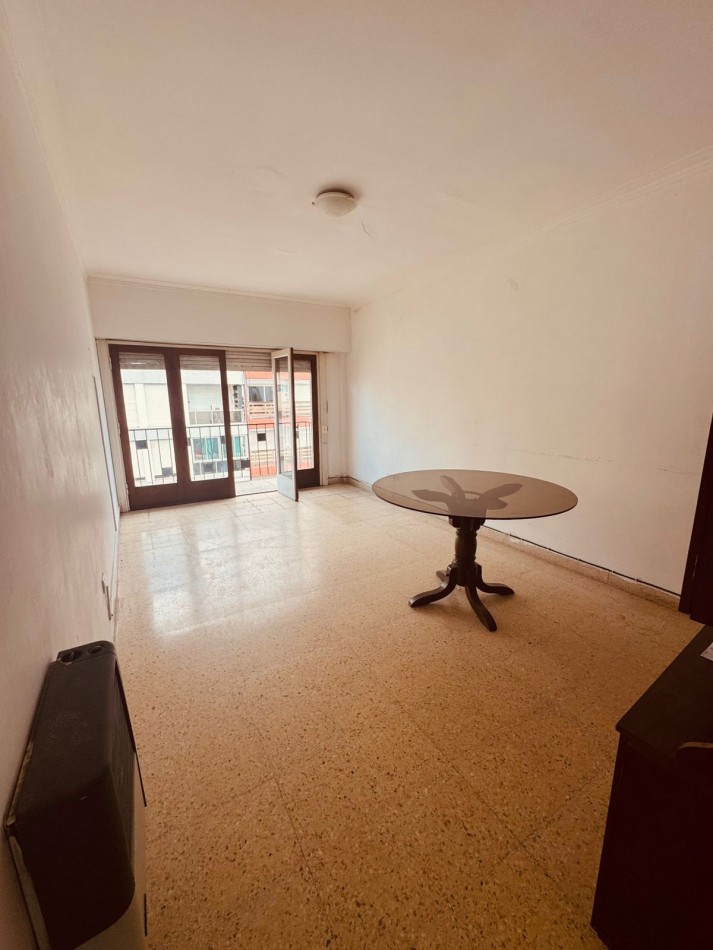 DEPARTAMENTO DE 2 AMB A LA CALLE