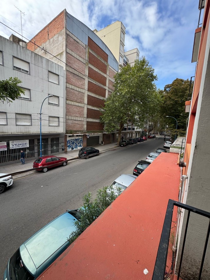 DEPARTAMENTO DE 2 AMB A LA CALLE CON BALCON 