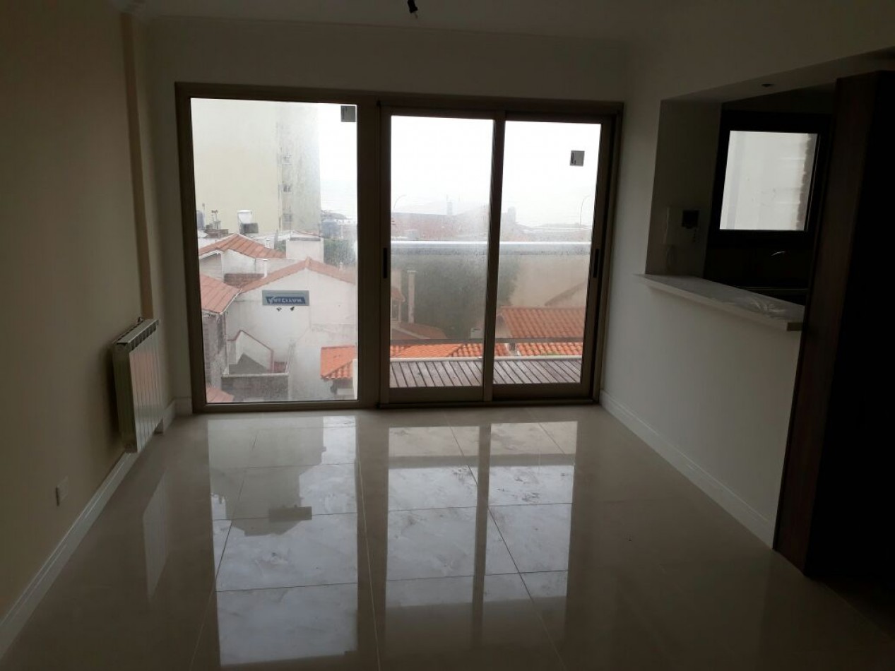 SEMIPISO DE 2 AMB CON BALCON A 1 CUADRA DEL MAR