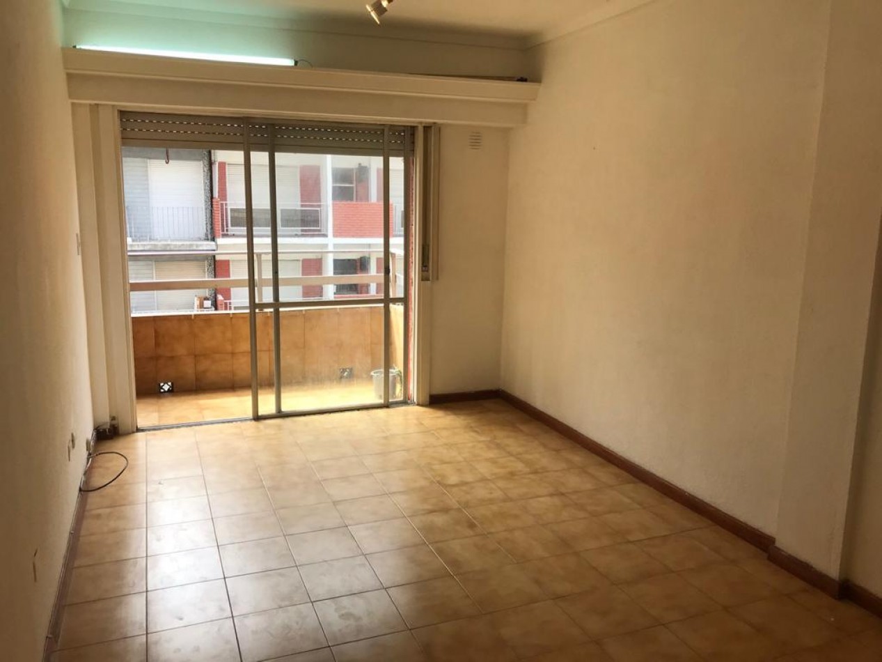 DEPARTAMENTO DE 2 AMB A LA CALLE CON BALCON. A MEDIA CUADRA DE LA PLAZA COLON 