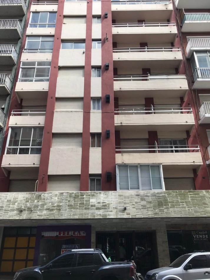 DEPARTAMENTO DE 2 AMB A LA CALLE CON BALCON. A MEDIA CUADRA DE LA PLAZA COLON 