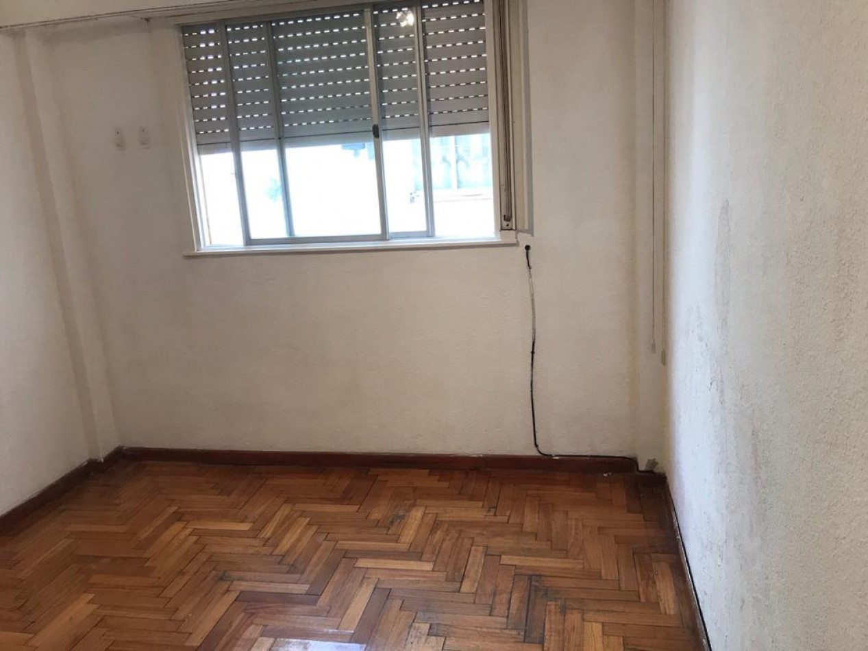 DEPARTAMENTO DE 2 AMB A LA CALLE CON BALCON. A MEDIA CUADRA DE LA PLAZA COLON 