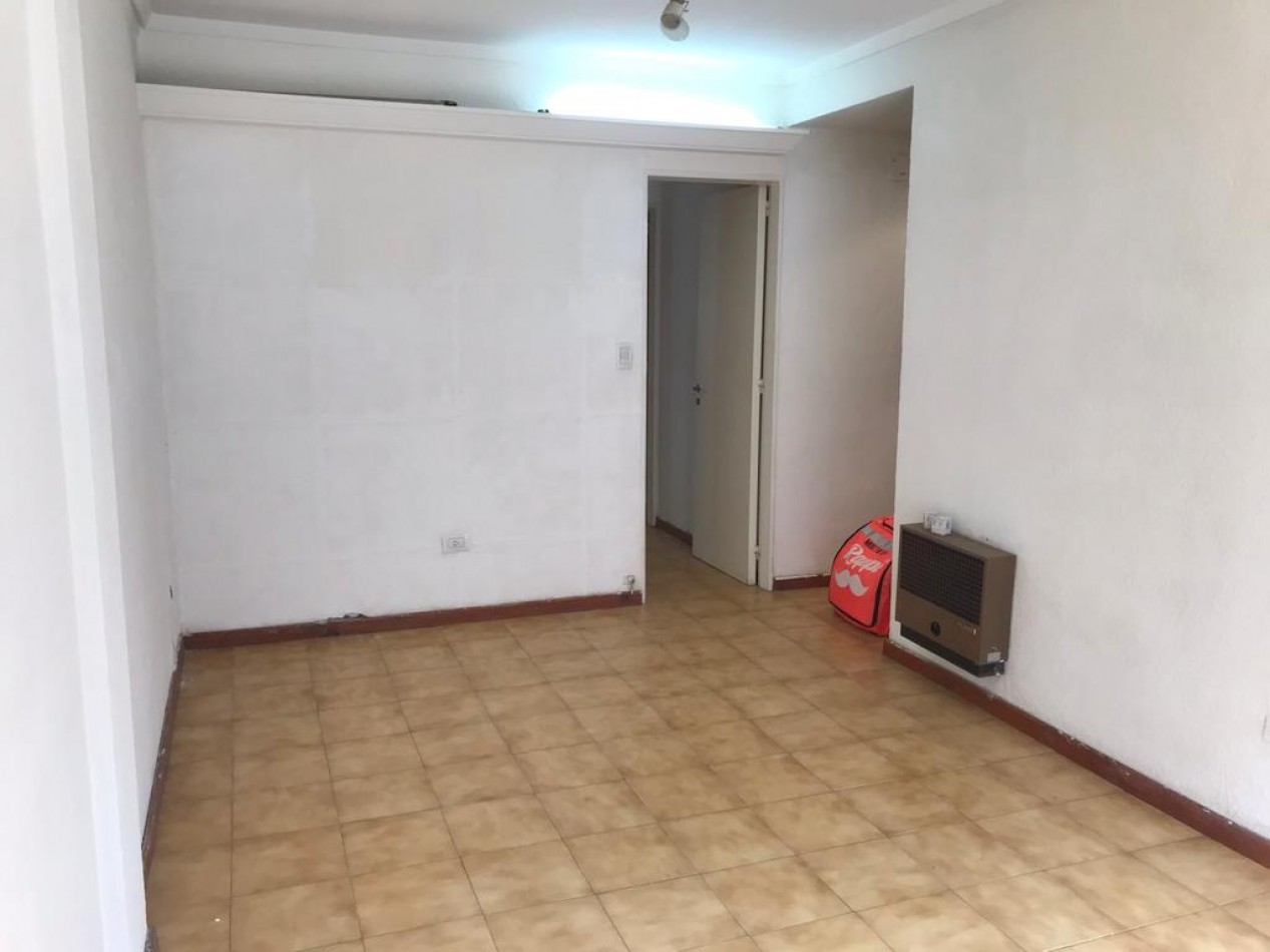 DEPARTAMENTO DE 2 AMB A LA CALLE CON BALCON. A MEDIA CUADRA DE LA PLAZA COLON 
