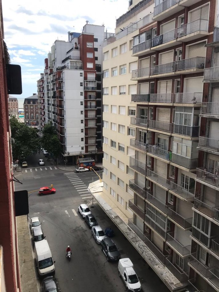 DEPARTAMENTO DE 2 AMB A LA CALLE CON BALCON. A MEDIA CUADRA DE LA PLAZA COLON 