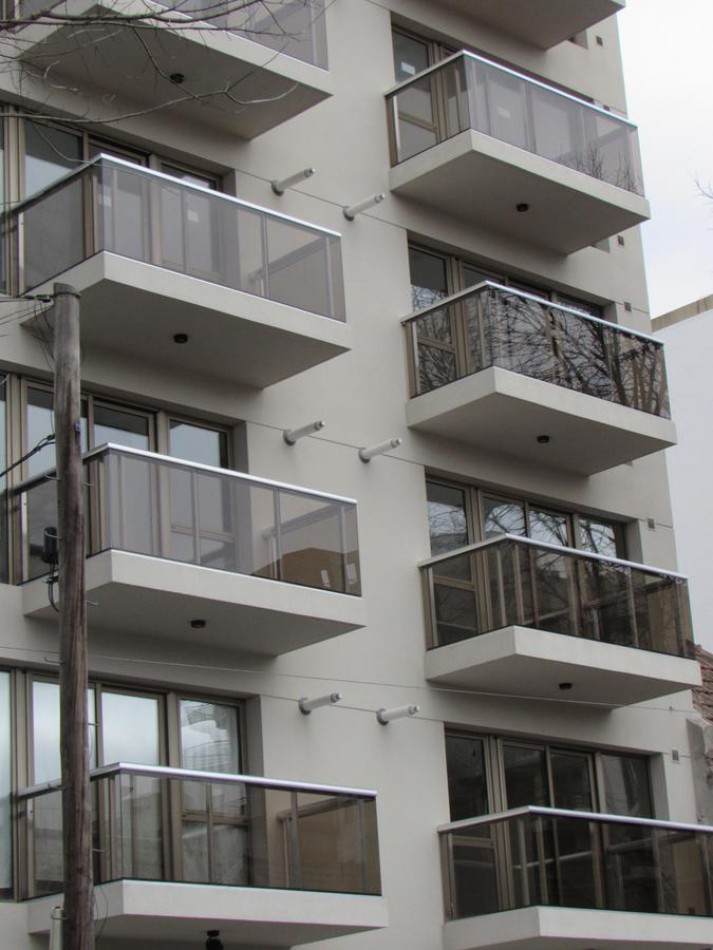 SEMIPISO DE 3 AMB A LA CALLE CON BALCON. COCHERA 