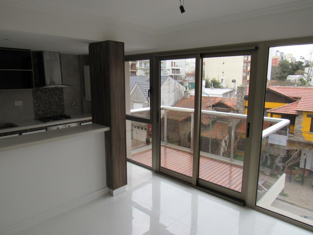 SEMIPISO DE 3 AMB A LA CALLE CON BALCON. COCHERA 