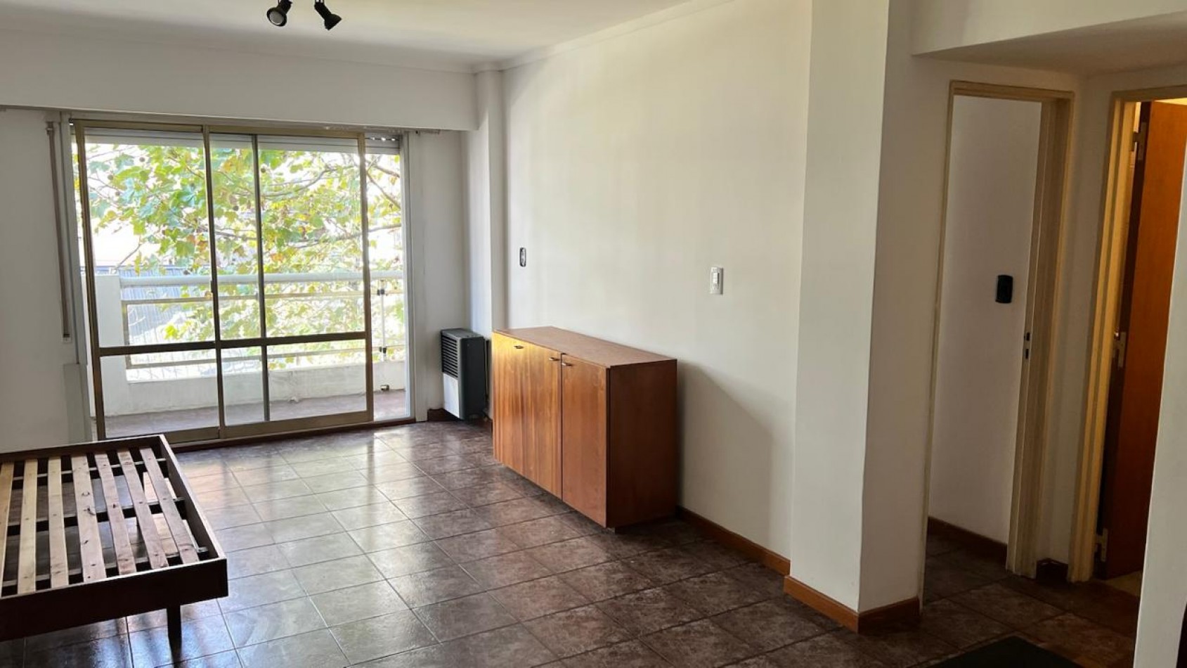 DEPARTAMENTO DE 2 AMB A LA CALLE CON BALCON CORRIDO