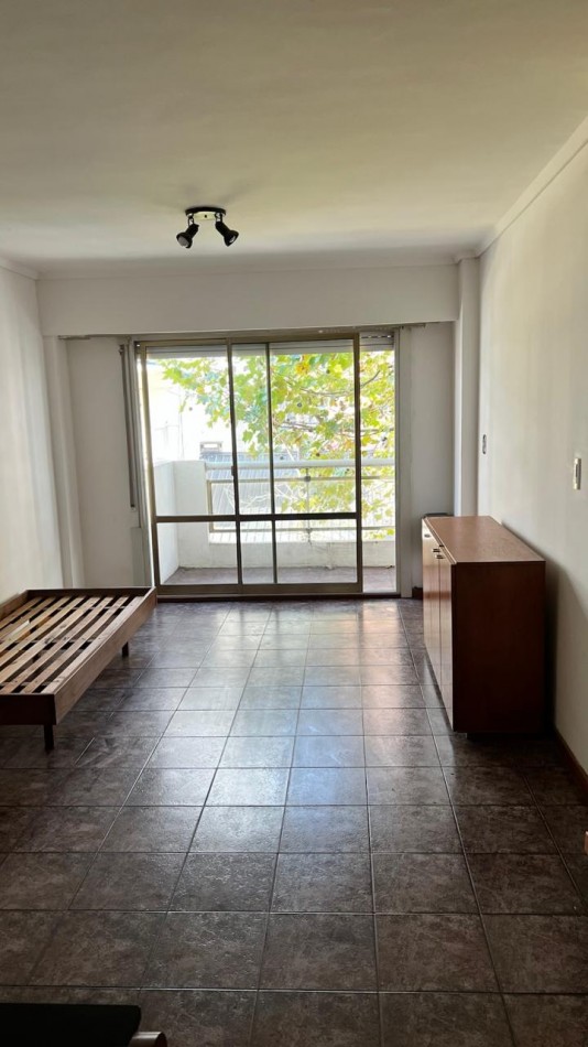 DEPARTAMENTO DE 2 AMB A LA CALLE CON BALCON CORRIDO