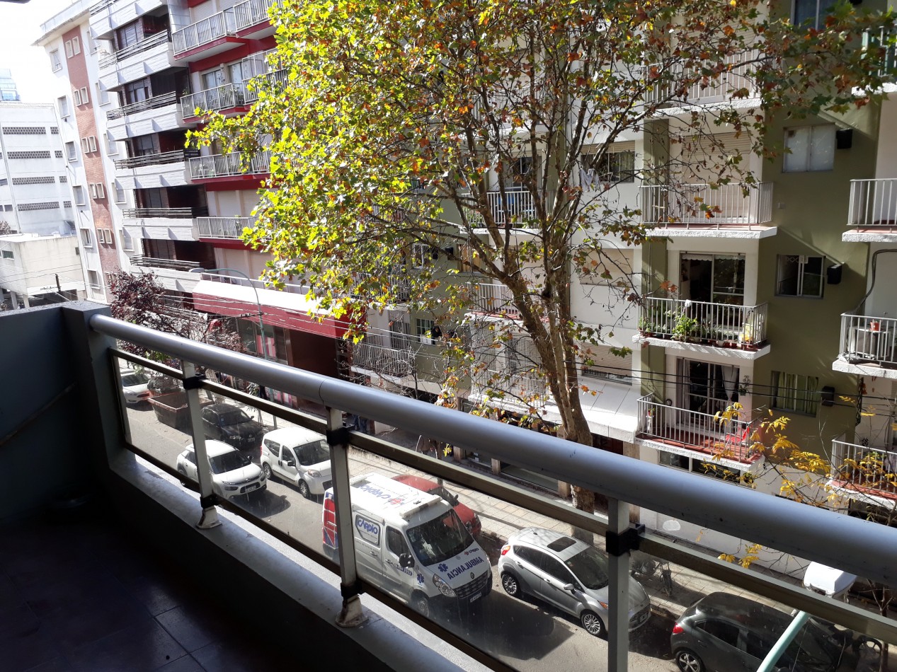 DEPARTAMENTO DE 2 AMB A LA CALLE CON BALCON CORRIDO