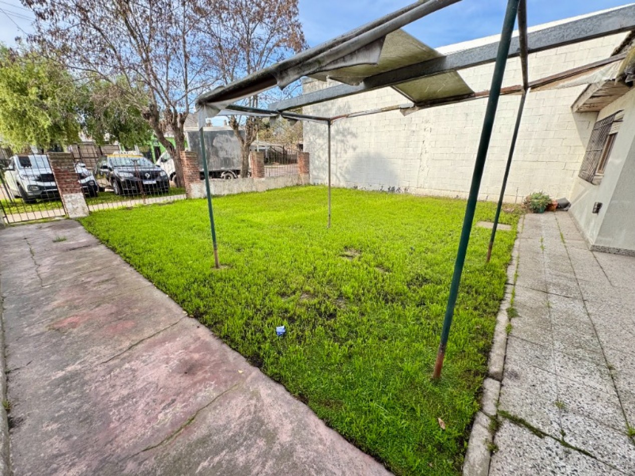 CASA DE 3 AMB CON PARQUE Y ENTRADA DE AUTO 