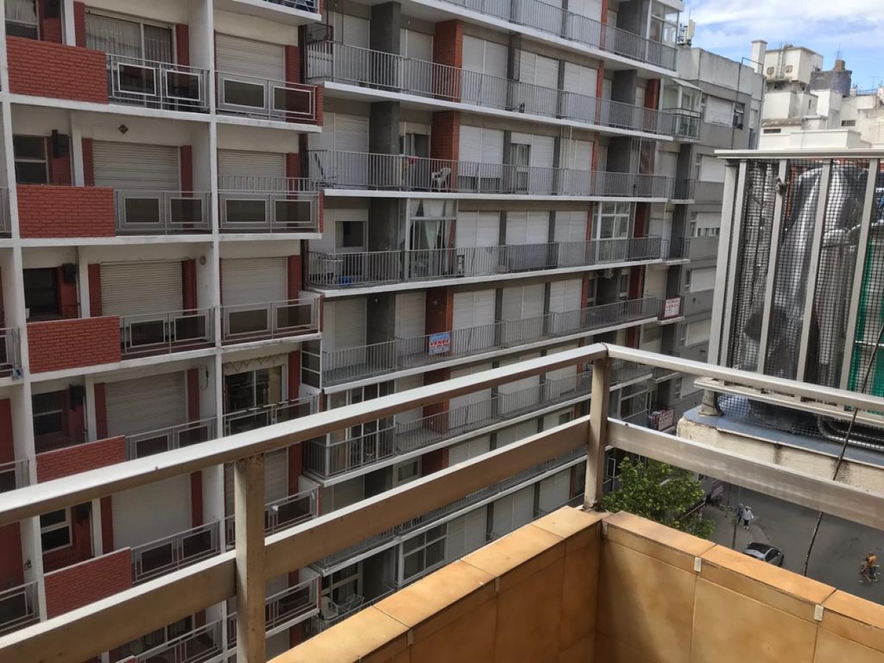 DEPARTAMENTO DE 2 AMB EXTERNO CON BALCON. A MEDIA CUADRA DE PLAZA COLON