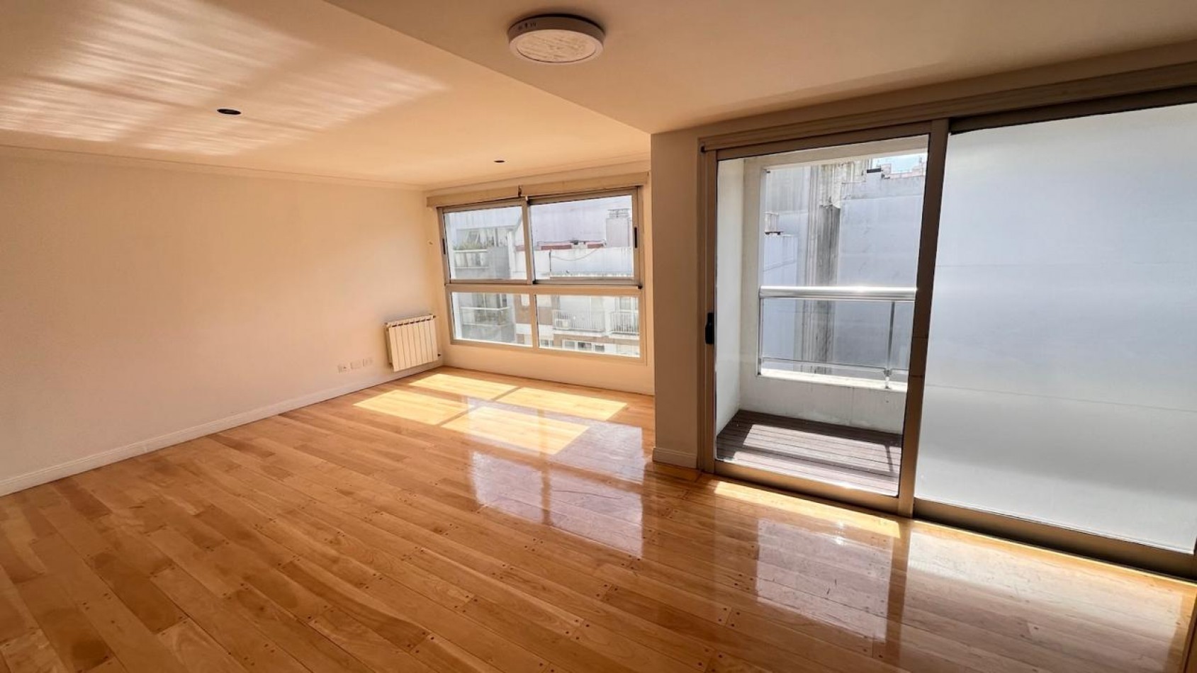 SEMIPISO DE 3 AMB EXTERNO CON BALCON Y COCHERA