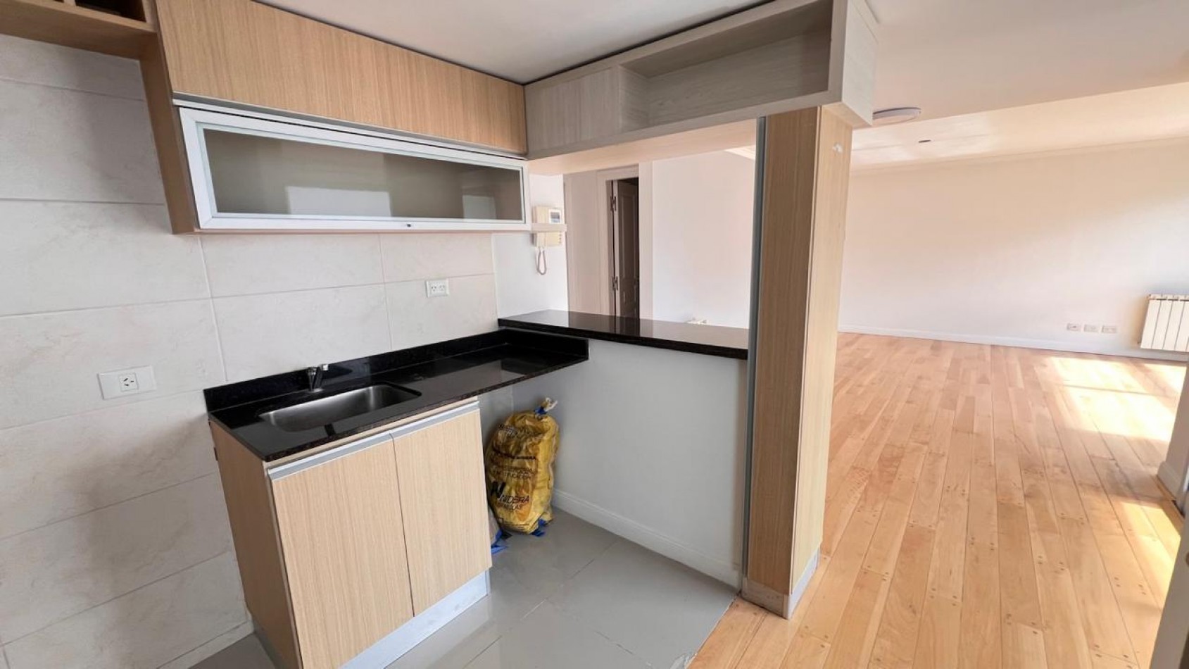 SEMIPISO DE 3 AMB EXTERNO CON BALCON Y COCHERA