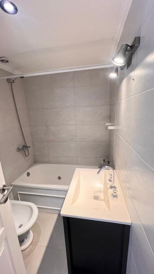 SEMIPISO DE 3 AMB EXTERNO CON BALCON Y COCHERA