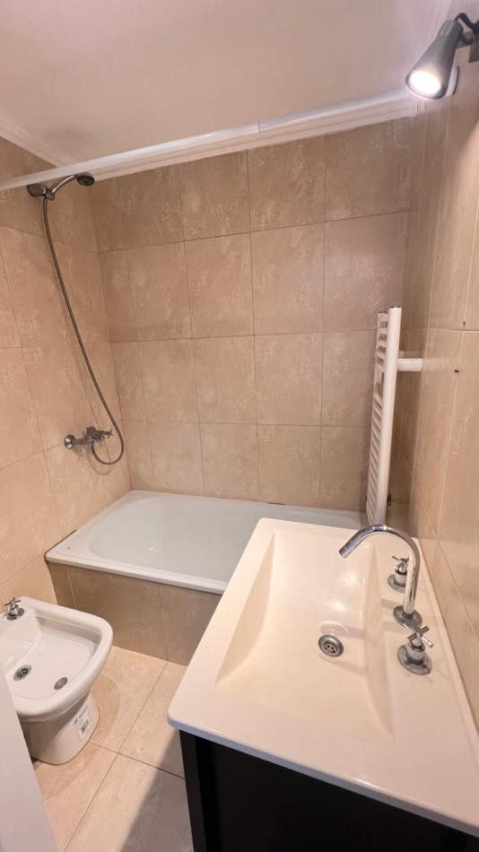 SEMIPISO DE 3 AMB EXTERNO CON BALCON Y COCHERA