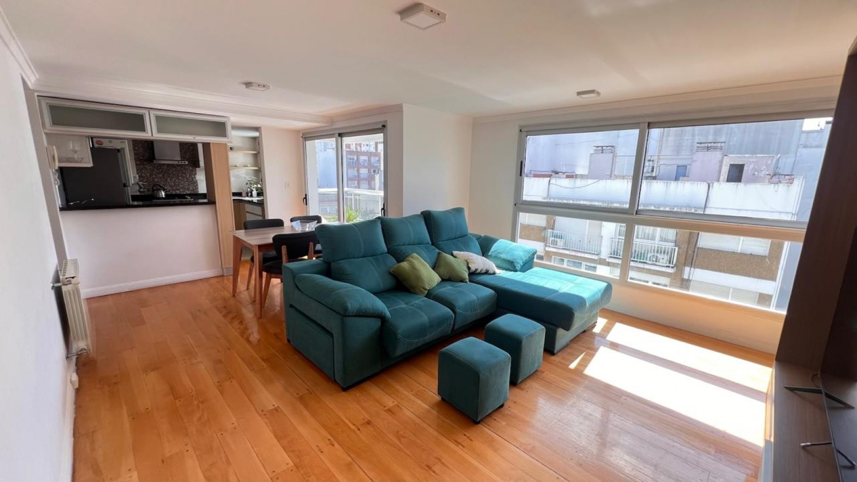 SEMIPISO DE 3 AMB EXTERNO. COCHERA. AMOBLADO