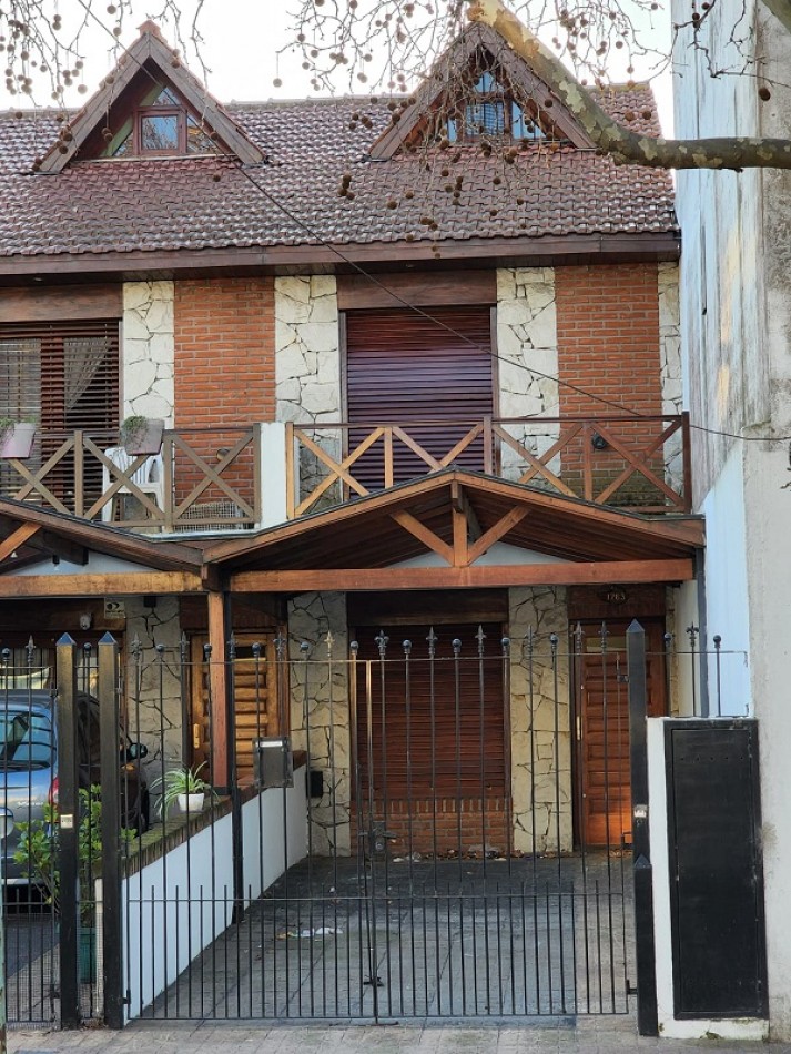 DUPLEX DE 4 AMB CON ENTRADA DE AUTO TECHADA Y PARQUE