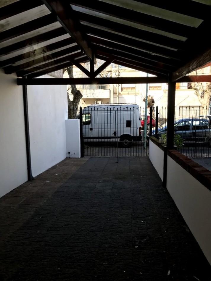 DUPLEX DE 4 AMB CON ENTRADA DE AUTO TECHADA Y PARQUE