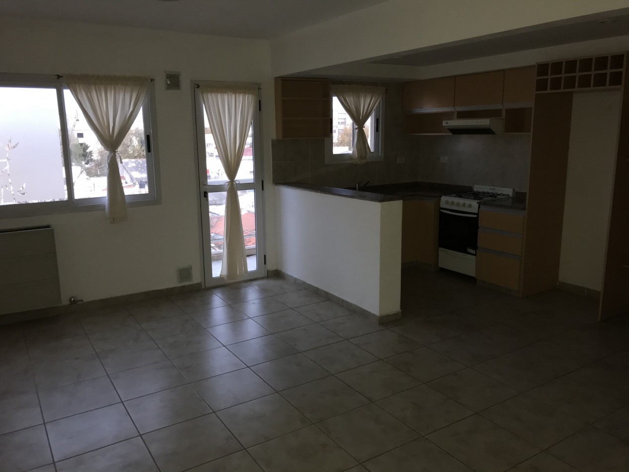 SEMIPISO DE 2 AMB A LA CALLE CON BALCON 