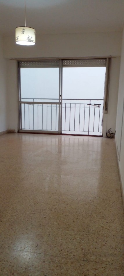 DEPARTAMENTO DE 1 AMB LATERAL CON BALCON FRANCES