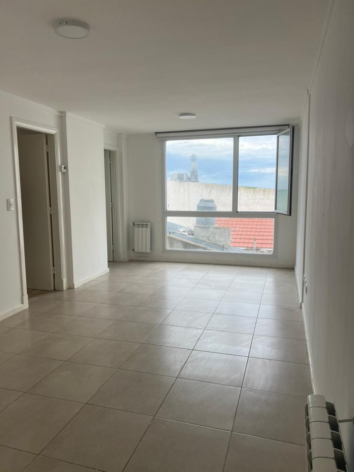 DEPARTAMENTO DE 2 AMB EXTERNO CON VISTA AL MAR. COCHERA Y BAULERA