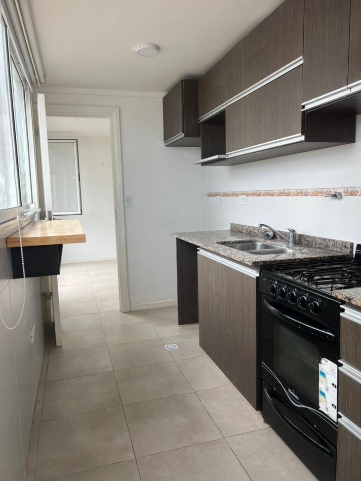 DEPARTAMENTO DE 2 AMB EXTERNO CON VISTA AL MAR. COCHERA Y BAULERA