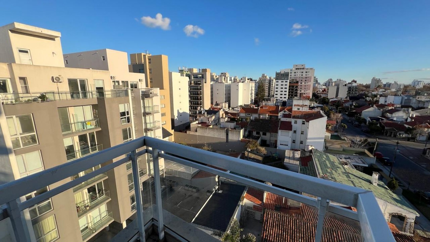 DEPARTAMENTO DE 3 AMB. VISTA AL MAR. COCHERA 