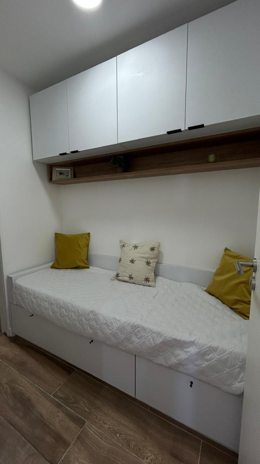 DEPARTAMENTO DE 2 AMB + DEPENDENCIA A LA CALLE. BALCON. RECICLADO. COCHERA. VISTA AL MAR