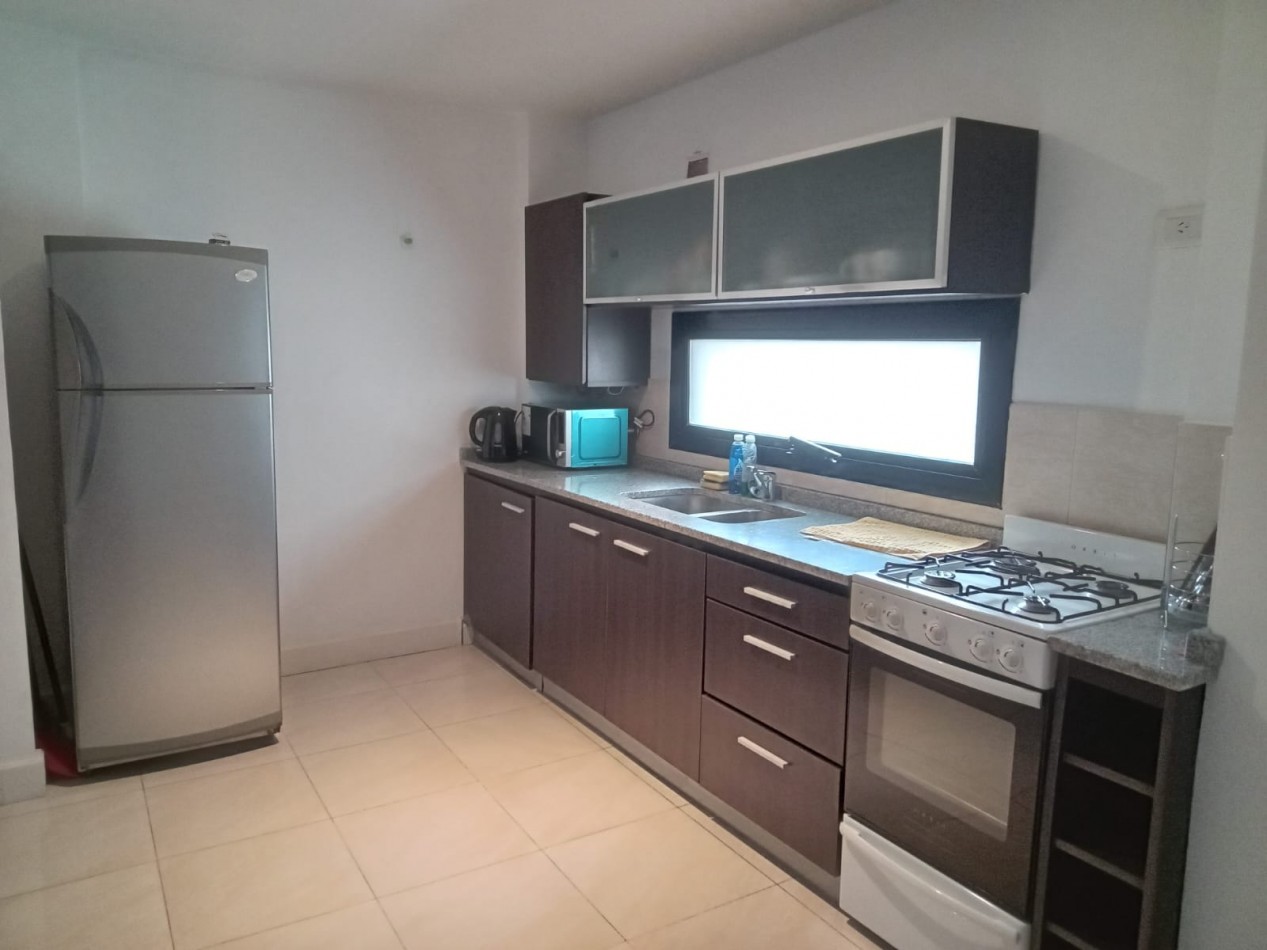 DEPARTAMENTO DE 2 AMB CON BALCON Y COCHERA. AMOBLADO