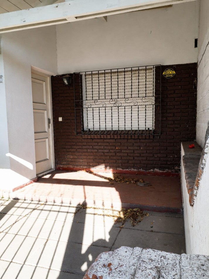 CASA 4 AMBIENTES CON PATIO/PARRILLA - ENTRADA PARA AUTO