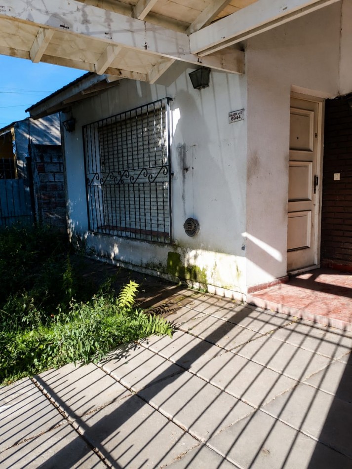 CASA 4 AMBIENTES CON PATIO/PARRILLA - ENTRADA PARA AUTO