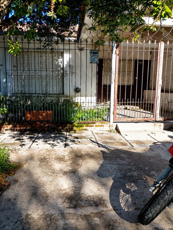 CASA 4 AMBIENTES CON PATIO/PARRILLA - ENTRADA PARA AUTO