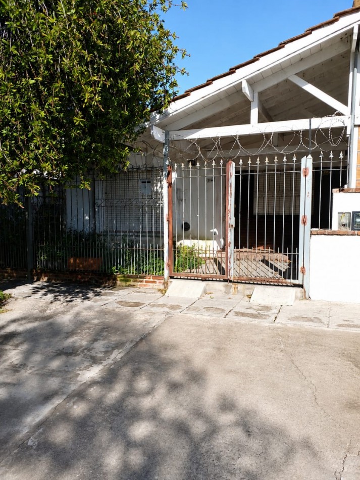 CASA 4 AMBIENTES CON PATIO/PARRILLA - ENTRADA PARA AUTO