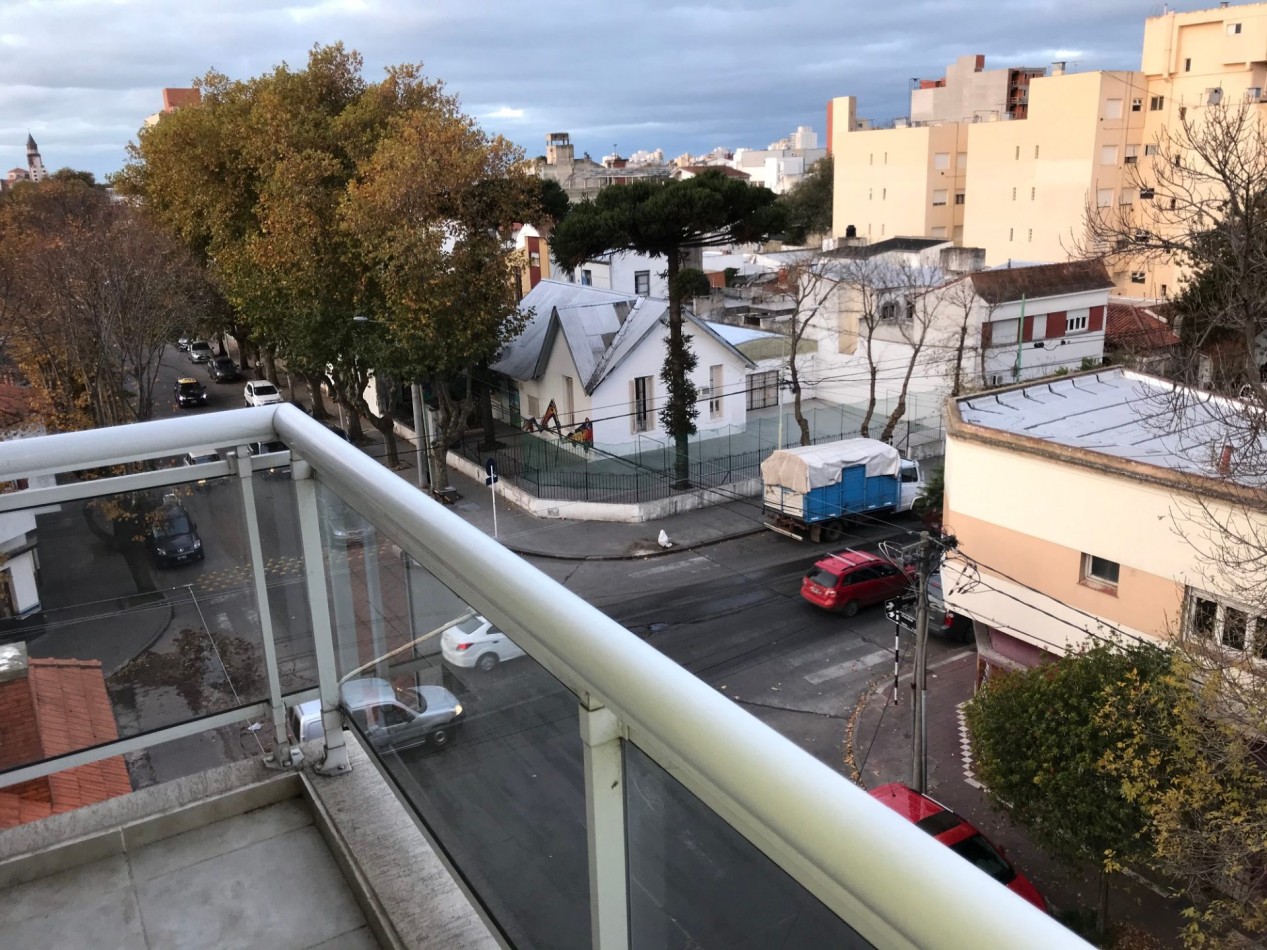 SEMIPISO DE 2 AMB A LA CALLE CON BALCON Y COCHERA 