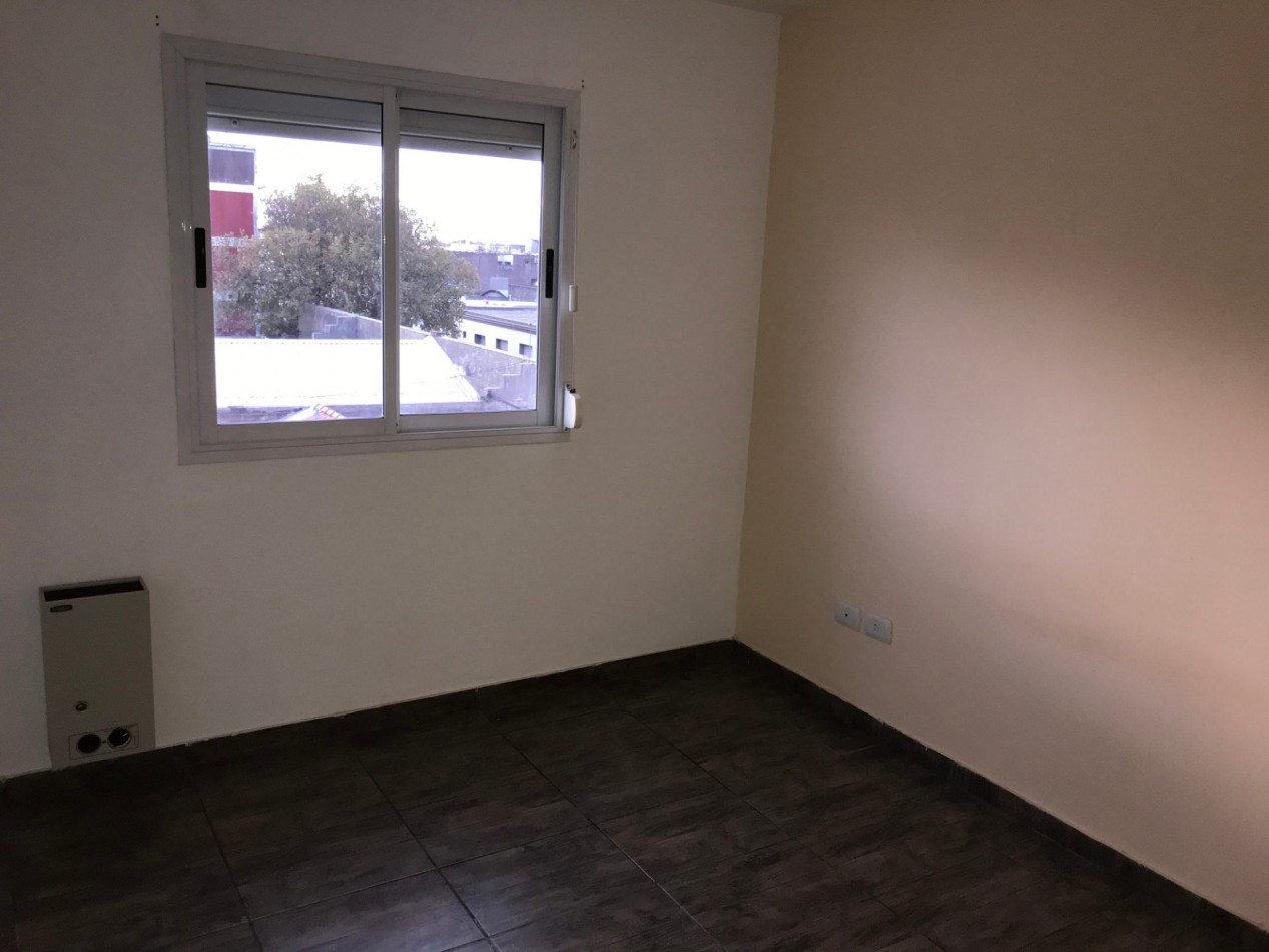 SEMIPISO DE 2 AMB A LA CALLE CON BALCON Y COCHERA 