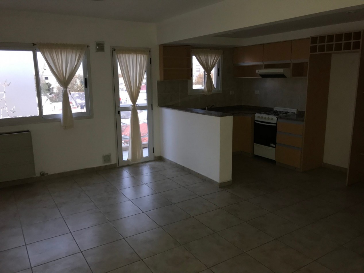 SEMIPISO DE 2 AMB EXTERNO CON BALCON 