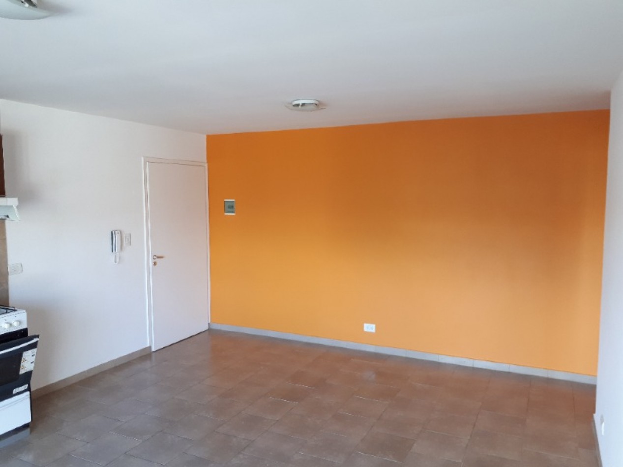 DEPARTAMENTO DE 2 AMB AMPLIO A METROS DEL MAR 
