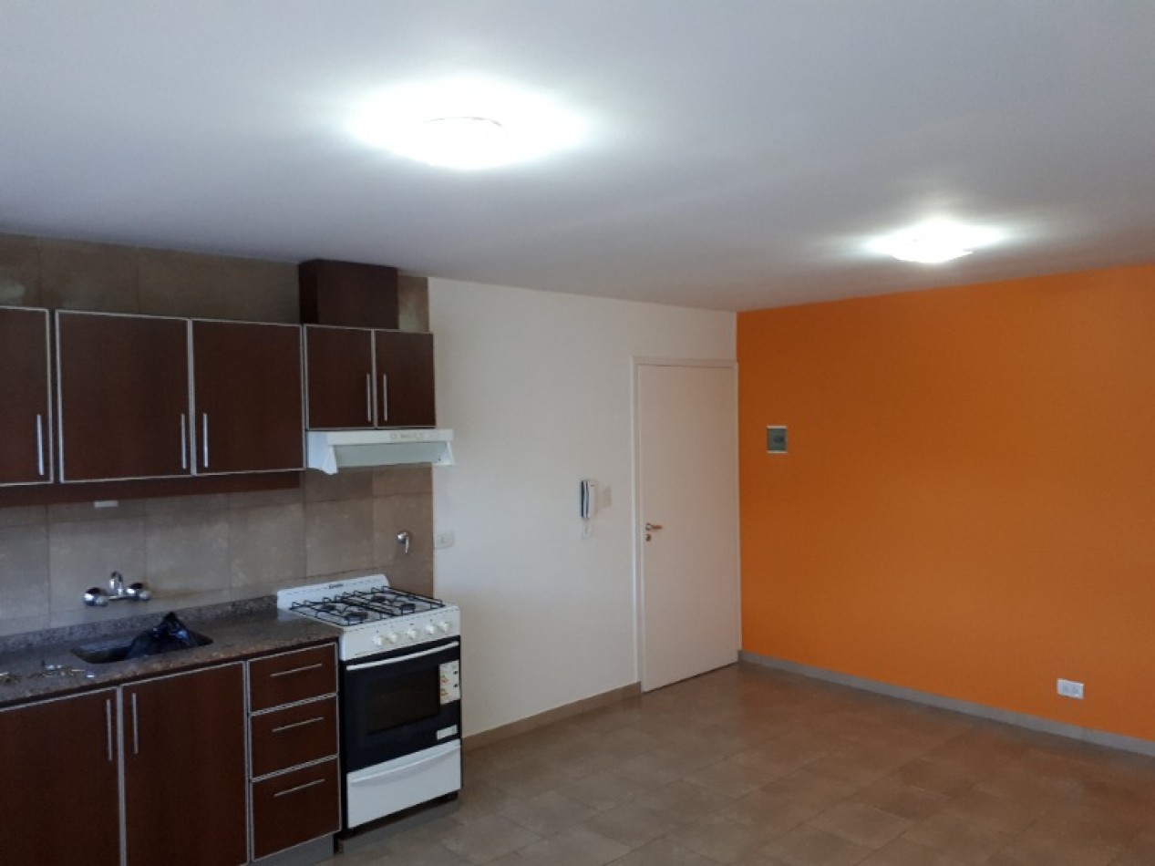 DEPARTAMENTO DE 2 AMB AMPLIO A METROS DEL MAR 