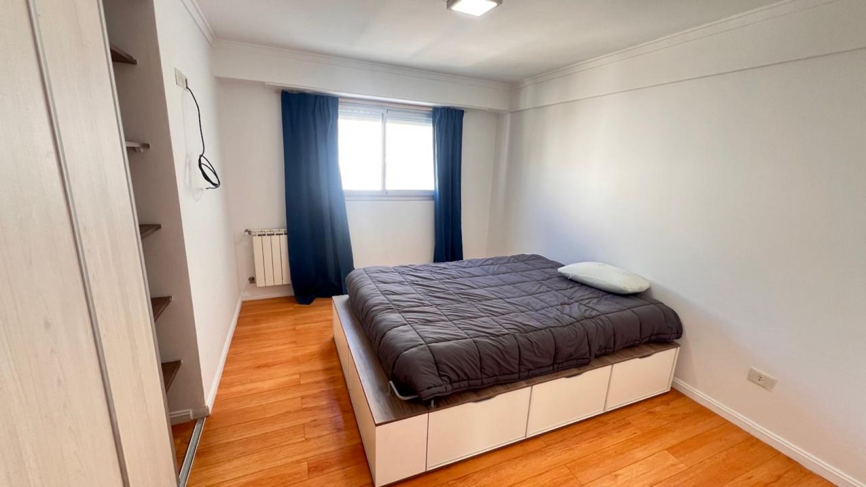 Semipiso de 3 amb amoblado. Balcon y cochera cubierta