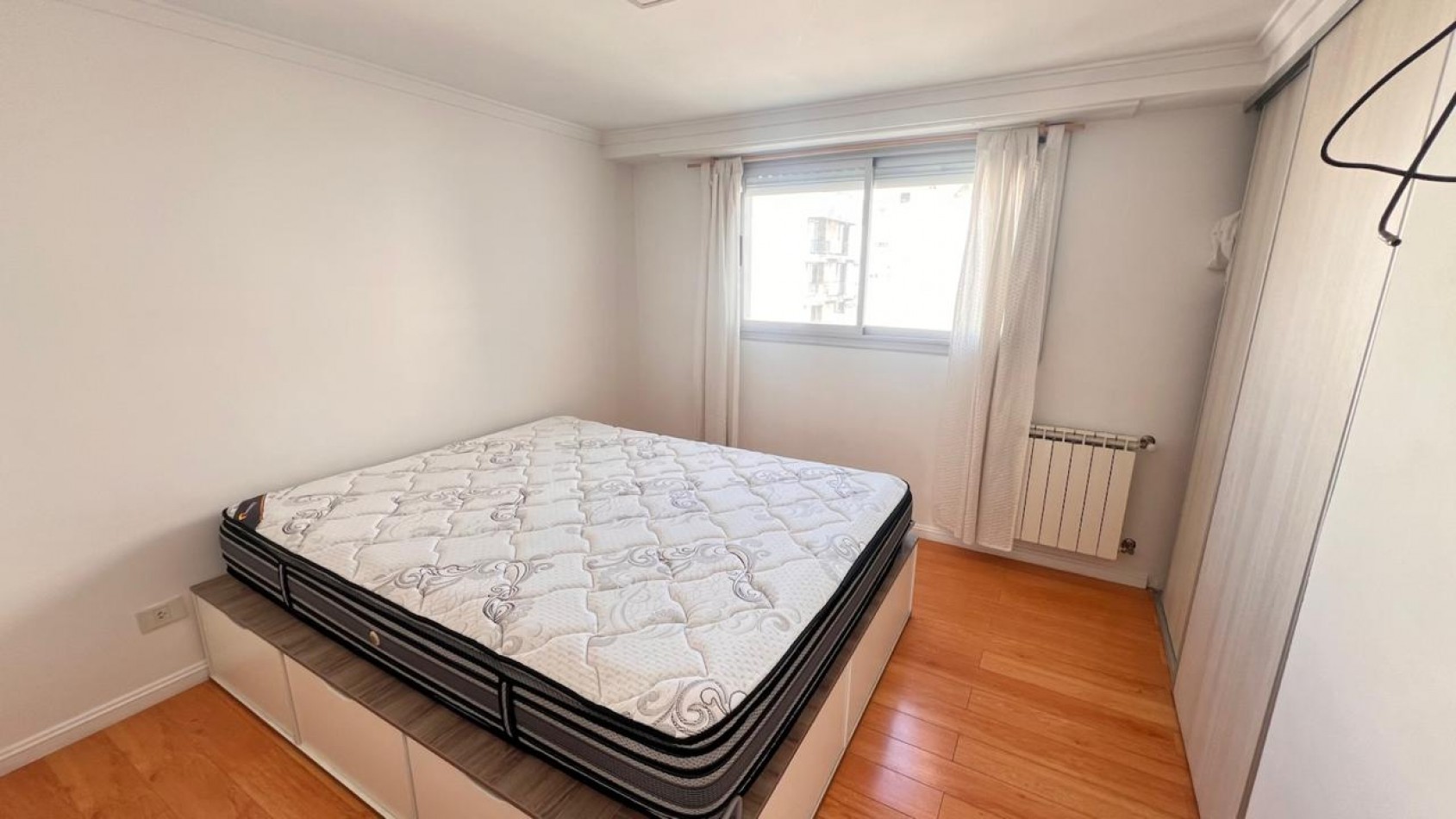 Semipiso de 3 amb amoblado. Balcon y cochera cubierta