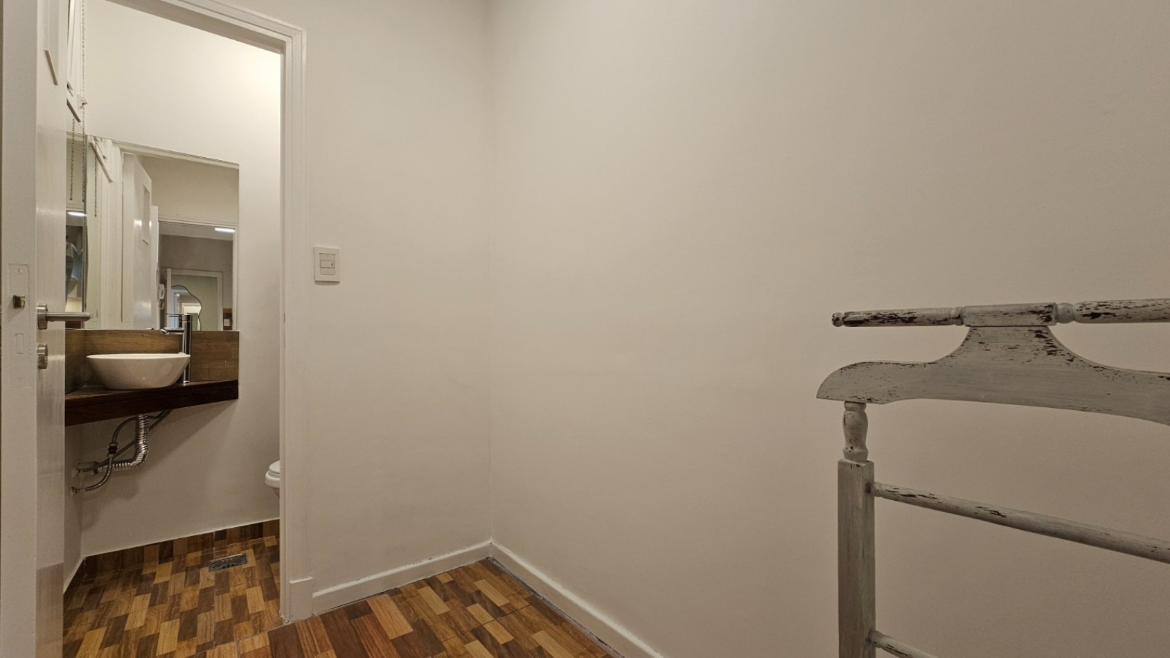 DEPARTAMENTO DE 2 AMB CON DEP. EXTERNO CON BALCON. RECICLADO