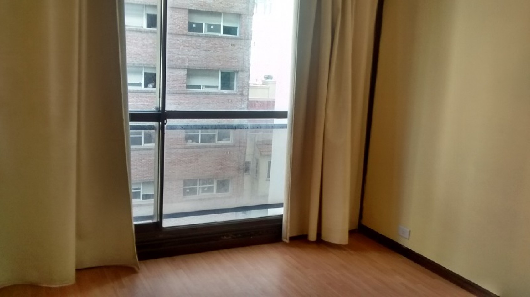 DEPARTAMENTO DE 2 AMB + ESCRITORIO. COCHERA