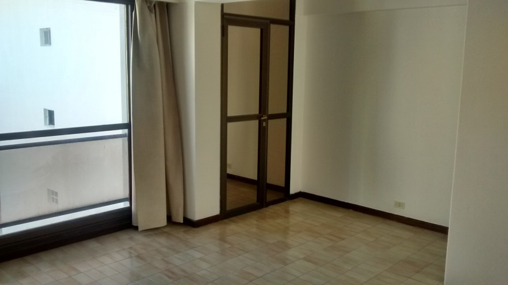 DEPARTAMENTO DE 2 AMB + ESCRITORIO. COCHERA