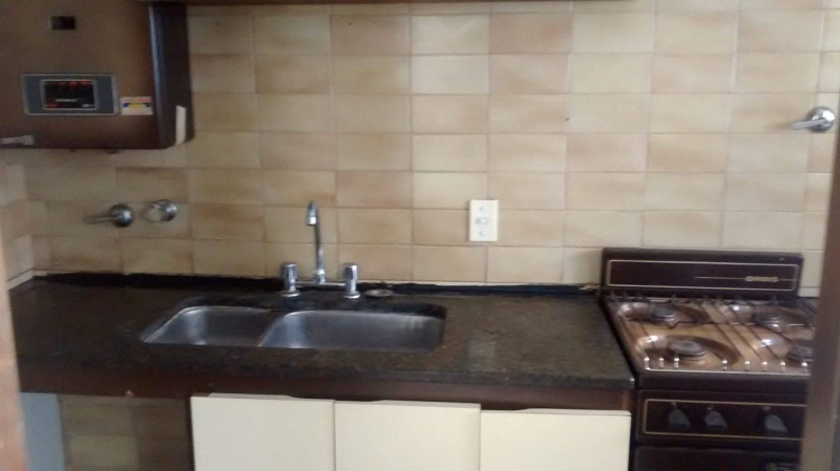 DEPARTAMENTO DE 2 AMB + ESCRITORIO. COCHERA