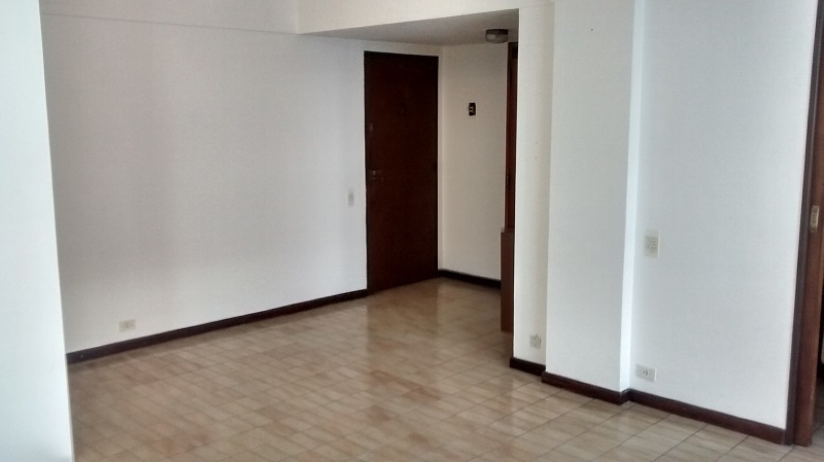 DEPARTAMENTO DE 2 AMB + ESCRITORIO. COCHERA
