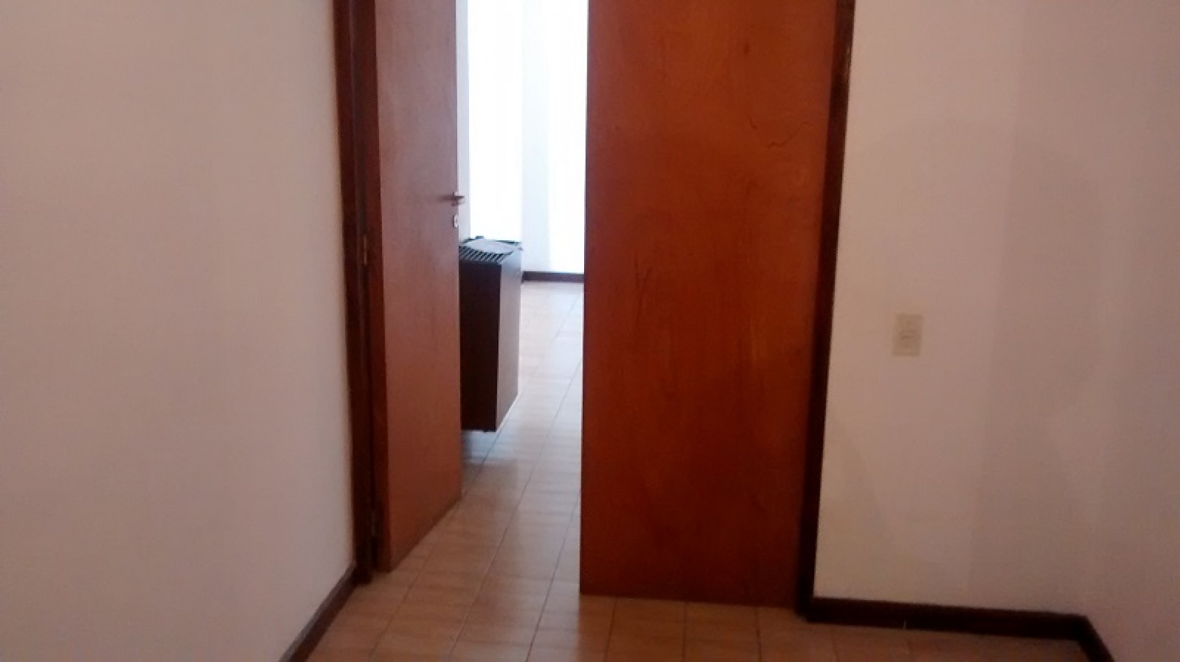 DEPARTAMENTO DE 2 AMB + ESCRITORIO. COCHERA