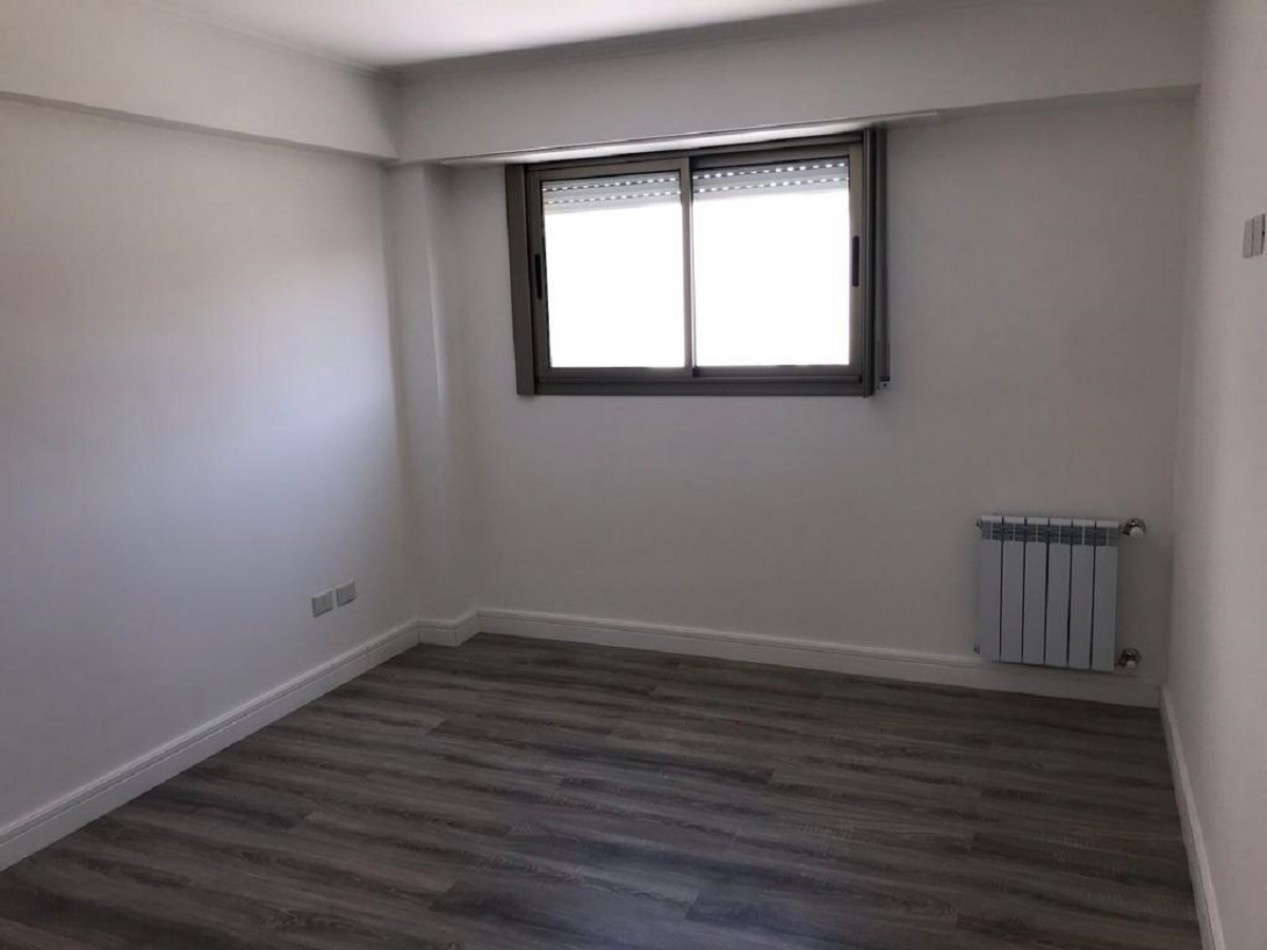 SEMIPISO DE 2 AMB AMPLIO A LA CALLE CON BALCON. COCHERA 