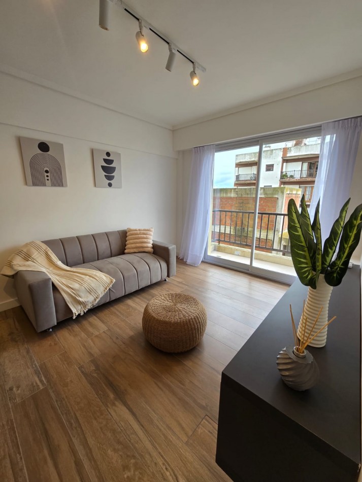 DEPARTAMENTO DE 2 AMB EXTERNO. BALCON DOBLE